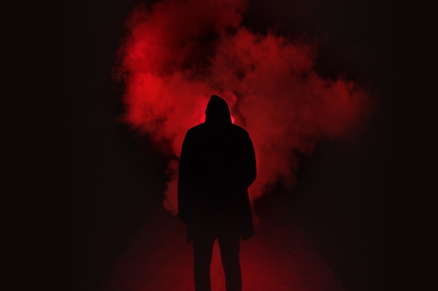Čierna silueta, mužská postava, červený dym